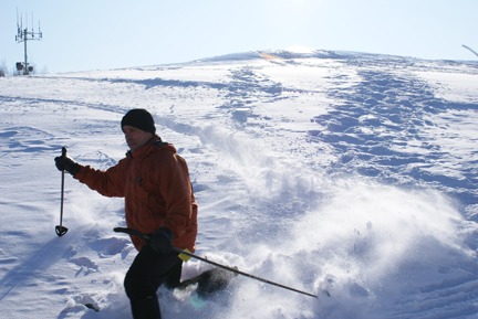 Fumée de fine poudre à Gabriel. Cours de descentes en ski nordique. Photo par Julie Simoneau, 11 février 2012.