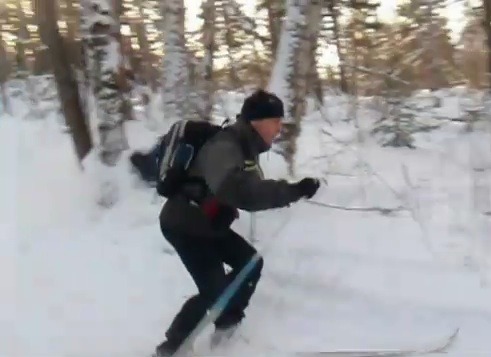 Julien qui descend en ski nordique à la pourvoirie Trudeau. Extrait de vidéo par Dominic Colameo, aux fêtes 2010.