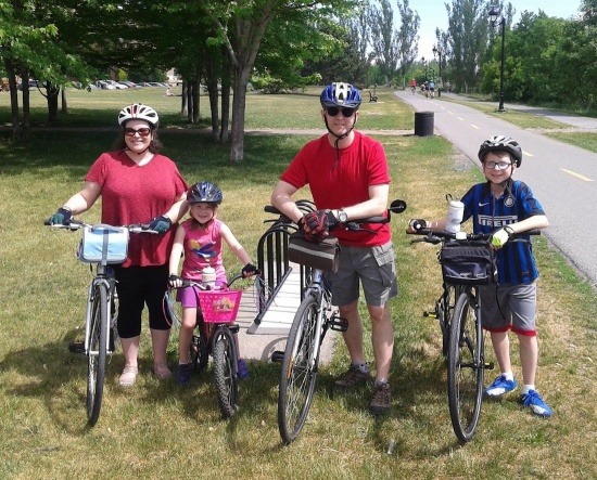 Une famille en vélo. Merci à Nathalie et Jean-Philippe pour la photo.