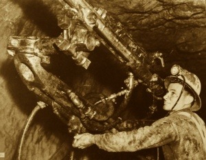 Un mineur en plein labeur dans les profondeurs d'une mine d'amiante, à une certaine époque.