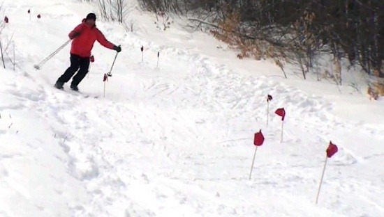 Pratique de descente en ski nordique. Extrait de vidéo par Redgi Poirier.
