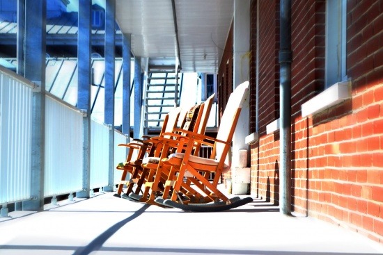 Chaises berçantes à l'Auberge des Balcons à Baie-Saint-Paul.